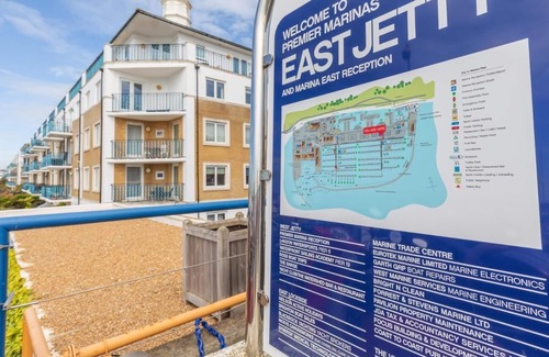 Seafront Apartment | On the Water 3 A One-of-a-Kind Stay | Free Parking | By My Getaways
