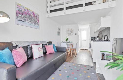 Seafront Apartment | On the Water 3 with Free Parking By My Getaways
