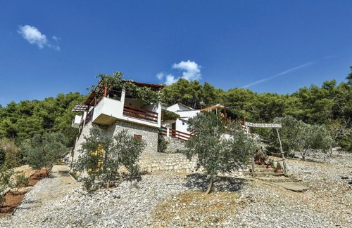 Bogomolje Apartment | One-Bedroom Apartment in Bogomolje