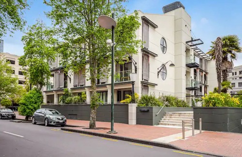 Auckland Central Business District House | One-bedroom loft in Viaduct by Zodiak Stays