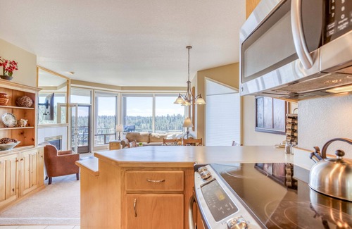 Century West Condo | One-Bedroom MBVR Condo, Soaring Deschutes River Views, Fireplace, and Hot Tub!