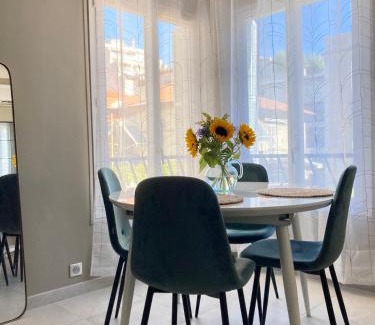 La Californie House | Only for ladies! Comfortable shared homestay, Nice west cosy flat with balcony, near airport, train, beach, public transport, supermarket