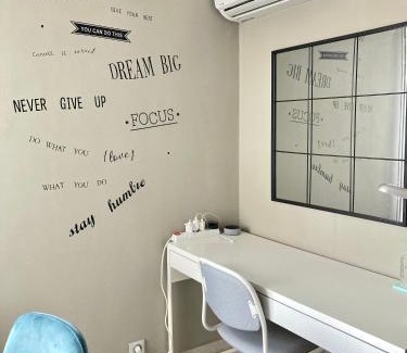 La Californie House | Only for ladies! Comfortable shared homestay, Nice west cosy flat with balcony, near airport, train, beach, public transport, supermarket