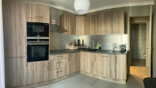 La Californie House | Only for ladies! Comfortable shared homestay, Nice west cosy flat with balcony, near airport, train, beach, public transport, supermarket