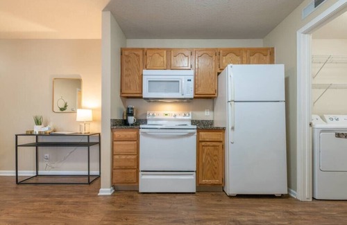 West Des Moines Apartment | Onsite Gym Pool Fast Wifi More