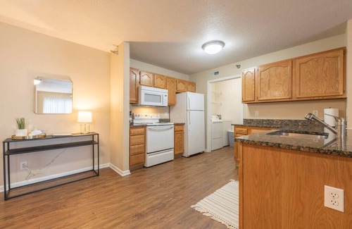 West Des Moines Apartment | Onsite Gym Pool Fast Wifi More
