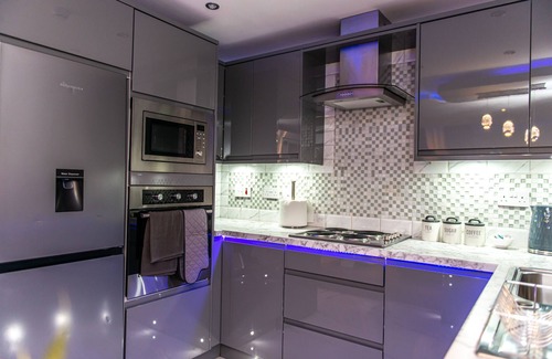 Bradford Apartment | Optimal Apartments - Designer Jet Hot Tub Suite