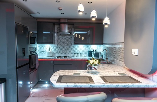 Bradford Apartment | Optimal Apartments - Designer Jet Hot Tub Suite