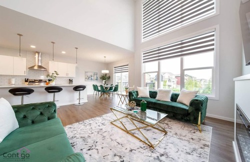 Southeast Edmonton House | Orchards Retreat | AirCon | Sleeps 10 | Near Airpt