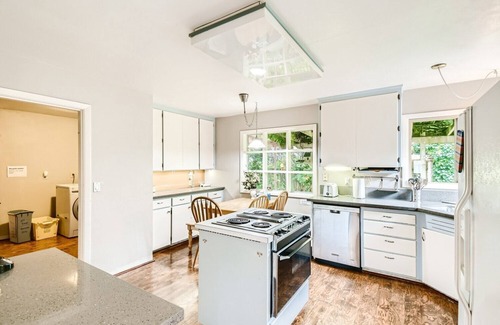 North Gresham House | Oregon Jade Lodging- 4-bedroom house in enchanting Portland