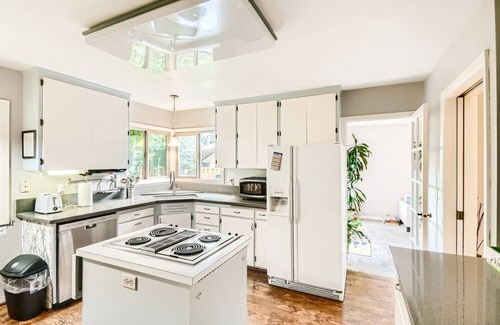 North Gresham House | Oregon Jade Lodging- 4-bedroom house in enchanting Portland