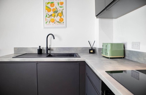 Vauxhall Apartment | Oriel Suite | Central | Free Parking | 6 Beds