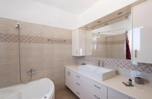 Naousa Apartment | Ormos Naoussa's suite