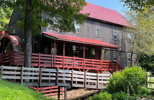 Raphine House | Osceola Mill is a boutique inn located in the Shenandoah Valley 20 minutes from Lexington and Staunton.
