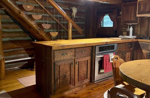Clarion Cabin | Our spacious and comfortable rooms provide the perfect retreat for your next getaway. Conveniently located near top attractions and beautiful outdoor spaces, this is the perfect destination for those looking to unwind and recharge.