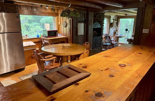 Clarion Cabin | Our spacious and comfortable rooms provide the perfect retreat for your next getaway. Conveniently located near top attractions and beautiful outdoor spaces, this is the perfect destination for those looking to unwind and recharge.