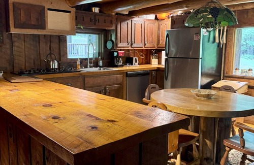 Clarion Cabin | Our spacious and comfortable rooms provide the perfect retreat for your next getaway. Conveniently located near top attractions and beautiful outdoor spaces, this is the perfect destination for those looking to unwind and recharge.