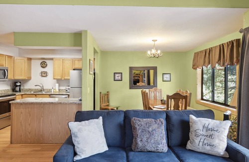 Jackson House | Outpost: Clark's Knoll 367 - Walk to Town Square