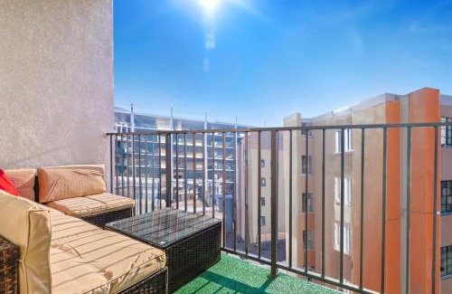 Downtown Apartment | Outstanding 2BDR in SM- 5-15 mins to the beach!