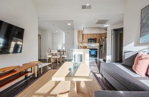 Downtown Apartment | Outstanding 2BDR in SM- 5-15 mins to the beach!