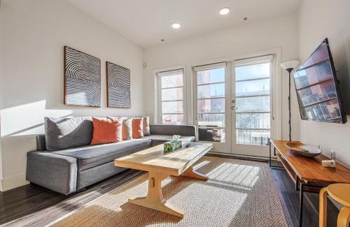 Downtown Apartment | Outstanding 2BDR in SM- 5-15 mins to the beach!