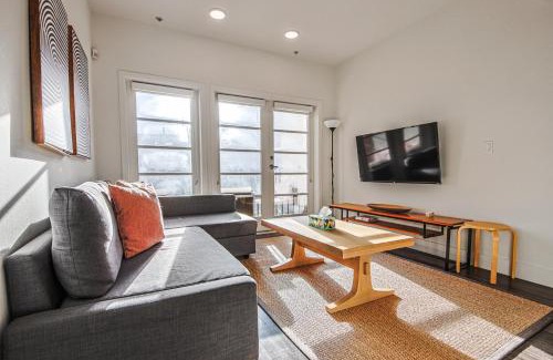 Downtown Apartment | Outstanding 2BDR in SM- 5-15 mins to the beach!