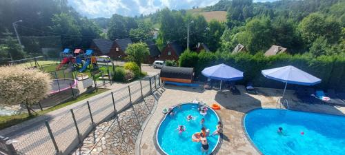 Wola Matiaszowa Ski Chalet | OW "Domki Matiaszówka" z PODGRZEWANYMI BASENAMI, kąpieliskiem ze zjeżdżalnią wodną, ogrodzonym placem zabaw i boiskiem