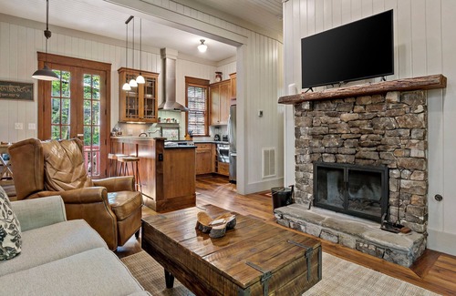 Cheshire House | Owl's Nest - 2/2.5, Luxurious, Pet Friendly Home