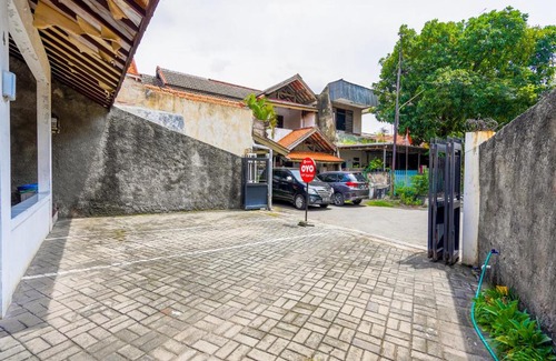 Surabaya Hotel | OYO 90843 Vip Syariah Jemur Andayani