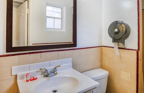 Arts District Hotel | OYO Gateway Motel Las Vegas North Strip/Fremont St. Area