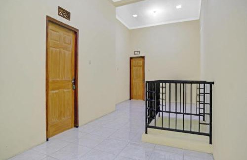 Dinoyo Hotel | OYO Life 90737 Losmen Aini Syariah