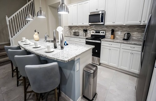 Davenport House | Pacific Brand New 5BR TH Pool in Windsor Island