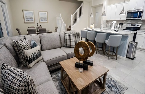 Davenport House | Pacific Brand New 5BR TH Pool in Windsor Island