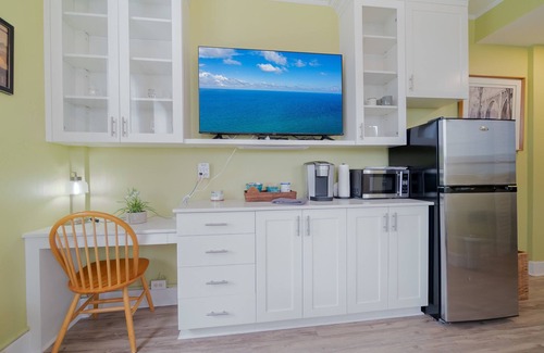 Palm Beach - West Palm Beach Condo | 🏝Palm Beach Island Condo-Hotel, King Corner Studio Close to Beach 24/7 Desk🏖