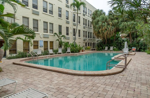Palm Beach - West Palm Beach Condo | 🏝Palm Beach Island Condo-Hotel, King Corner Studio Close to Beach 24/7 Desk🏖