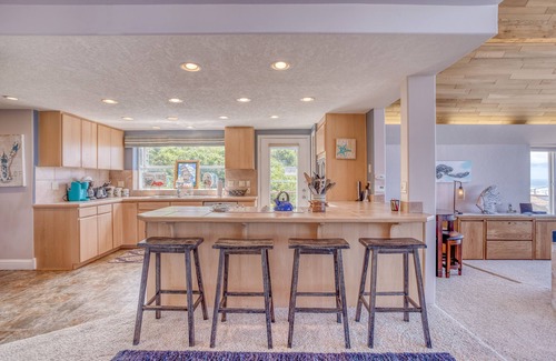 Roads End House | Panoramic Roads End Ocean Views, Deluxe Bedrooms and Dog Friendly