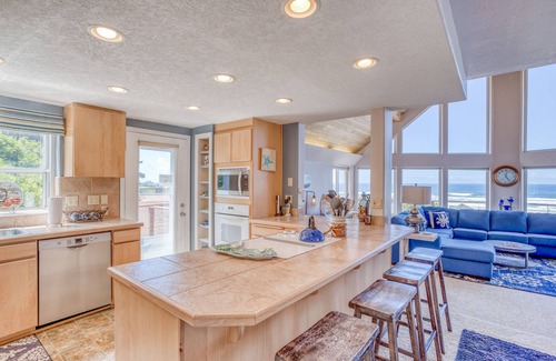 Roads End House | Panoramic Roads End Ocean Views, Deluxe Bedrooms and Dog Friendly