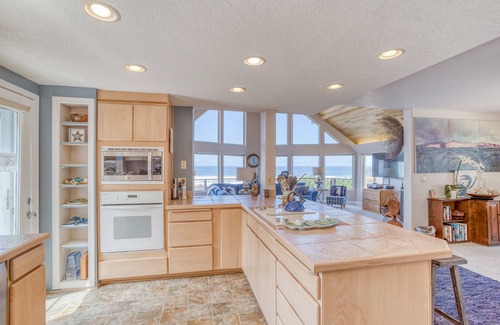 Roads End House | Panoramic Roads End Ocean Views, Deluxe Bedrooms and Dog Friendly