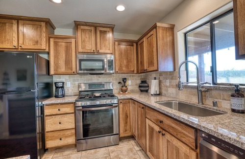 Yucca Valley House | Panoramic Views & Hot Tub! Joshua Tree Sunset Vista