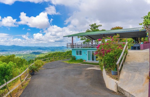 Quebrada Infierno House | Panoramic Views, Pool, A/C and Spectacular Rooftop in Gurabo