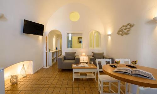 Fira Apartment | Pantelia Suites