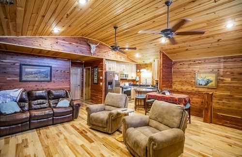 Compton Cabin | Papa Bear Log Cabin at the Buffalo River
