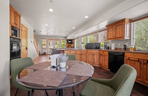 Eden Condo | Paradise Adventures MH1110A|Pool |Hot Tub |100" TV