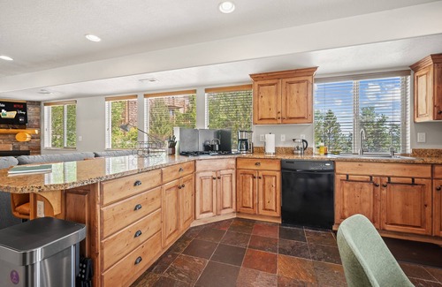 Eden Condo | Paradise Adventures MH1110A|Pool |Hot Tub |100" TV