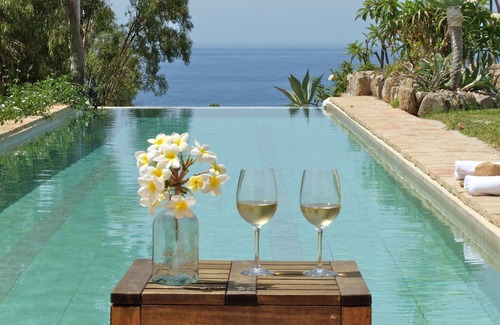 Mezquitilla Villa | Paradise by the sea. Infinity Pool. Amazing wiews. Beach 3 min. walk.