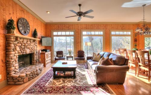 Big Canoe House | Paradise Retreat - Luxury chalet on Lake Disharoon with foosball