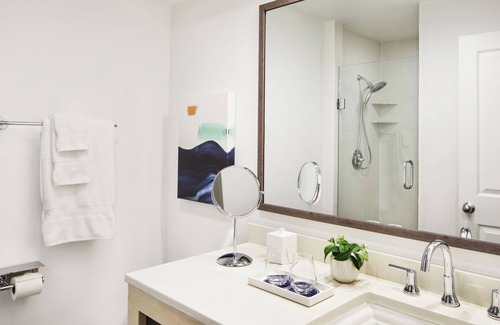 New Town Hotel | Paradise Unit with Convenient Location, Shuttle Service, Onsite Parking, Pools!