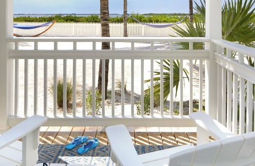 New Town Hotel | Paradise Unit with Convenient Location, Shuttle Service, Onsite Parking, Pools!