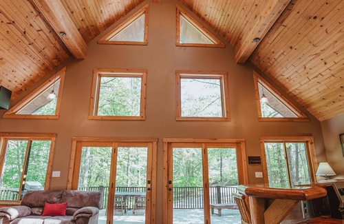 Unionville Cabin | Paradise View Log Cabin near Lake Lemon. Four bedrooms, pet-friendly!
