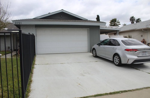 Midway House | Paraiso 5 has a beautiful mountain view. Clean, safe, quiet with parking spots.